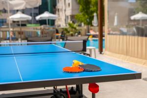 Stolní tenis v ubytování Kapetanios Limassol Hotel nebo okolí