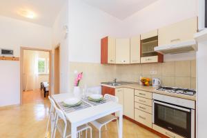 Apartmani Vita, Ližnjan - apartman 2的厨房或小厨房