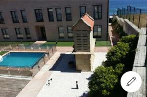 een uitzicht op een gebouw met een zwembad bij A pie de playa de Ribeira in Ribeira