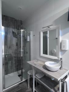 La salle de bains est pourvue d'un lavabo et d'une douche. dans l'établissement PENSION CASA JULIO **, à Culleredo