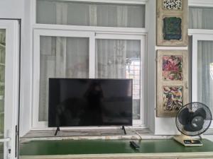 een flatscreen-tv in een woonkamer met een raam bij PLANTA BAJA-BENICARLO in Benicarló