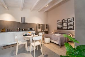 sypialnia z łóżkiem i stołem oraz kuchnia w obiekcie Le vie del Borgo w mieście Civita