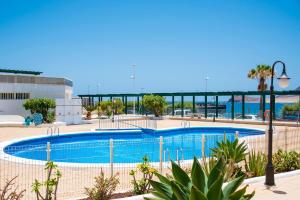 Bazén v ubytování MEDANO4YOU The Chill at the Sea Holiday Home nebo v jeho okolí