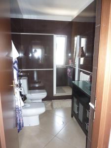 baño con 2 aseos y lavamanos en Villa Halcyon cabo verde en Cidade Velha