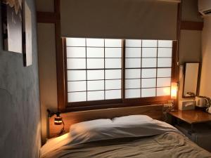 Uma cama ou camas num quarto em DJANGO Hostel & Lounge
