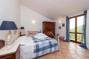 um quarto com uma cama e uma grande janela em 187 - Ca da Pincianna, con giardino a 15 minuti dal MARE em Casarza Ligure