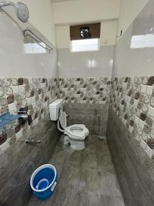 Koupelna v ubytování Servostay New 2 BHK Fully Furnished Near Beach in Vizag - 3rd Floor