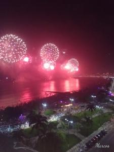 um fogo de artifício sobre a água à noite em Sunset em Santos