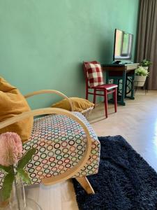 - un salon avec une chaise et une table dans l'établissement Apartmán Šnyt Primka, à Olomouc