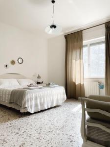 Un dormitorio blanco con una cama y una ventana. en Villa Simonetta, en Castellina Marittima 62 fotos más