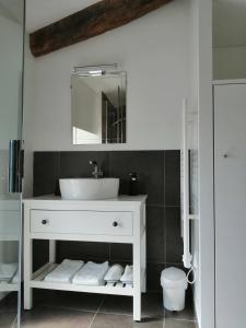Ett badrum på Gite romantique de la Ferme du Pral