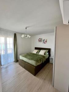1 dormitorio con cama y ventana grande en Family apartment Sevid, en Sevid