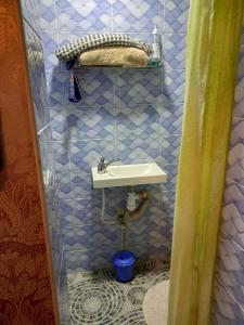 ein Bad mit einem Waschbecken und einer Dusche in der Unterkunft Sasana Motel and Guest House in Bungoma