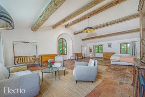 ein Wohnzimmer mit einem Sofa und einem Tisch in der Unterkunft Parenthèse en Luberon in Rustrel