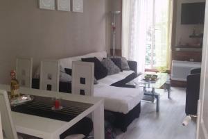 una sala de estar con un sofá y una mesa en Chez Ghys, en Eaux-Bonnes