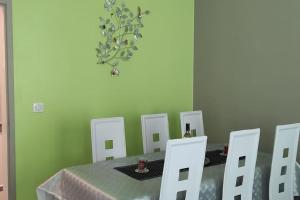 comedor con mesa y 4 sillas blancas en Chez Ghys, en Eaux-Bonnes 5 fotos más