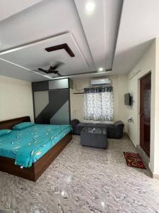 Ένα ή περισσότερα κρεβάτια σε δωμάτιο στο Servostay New Penthouse & Kitchen Near Beach with Parking