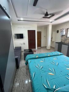 Μια τηλεόραση ή/και κέντρο ψυχαγωγίας στο Servostay New Penthouse & Kitchen Near Beach with Parking