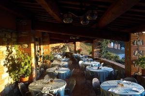 A restaurant or other place to eat at Hotel Ristorante Il Gabbiano