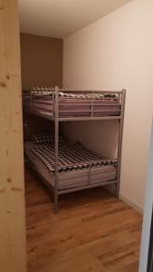 a couple of bunk beds in a room at Vakantiehuisje Winterberg in Winterberg