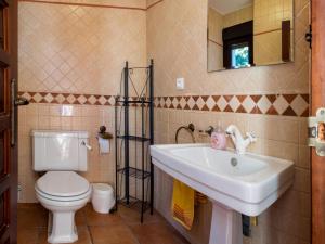 a bathroom with a white sink and a toilet at REf 4 CASA BLANCA in Zahara de los Atunes