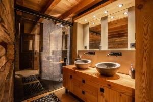 ラ・サル・レ・ザルプにあるChalet Belezaのバスルーム(シンク2台、シャワー付)