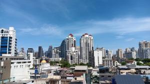 Blick auf die Skyline der Stadt mit hohen Gebäuden in der Unterkunft J Residence Thonglor 8 in Bangkok