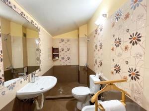 カヴァルナにあるGuest House Italiaのバスルーム(トイレ、洗面台付)