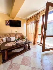 un soggiorno con divano e tavolo di Guest House Italia a Kavarna