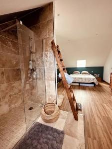 MontépilloyにあるLa Cour Verte : Chaleureuse grange réhabilitéeの部屋にはシャワーとベッド付きのバスルームがある +58枚の写真