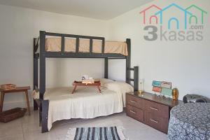 1 dormitorio con litera y vestidor en Sunni Pacha - Casa de Campo, en Pachacámac