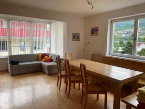 sala de estar con mesa, sillas y sofá en Deluxe Apartment DONNA en Schladming