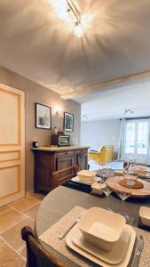 uma sala de jantar com uma mesa e algumas cadeiras em Appartement T2 - Saint-Blaise - Moderne em Bollène