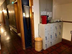 A cozinha ou kitchenette de DJANGO Hostel & Lounge