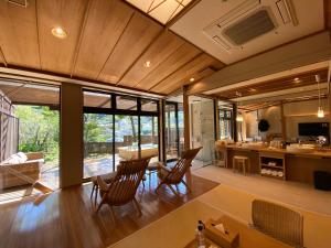 a living room with a kitchen and a dining room at Kaiseki Ryokan Ashikari in Yugawara