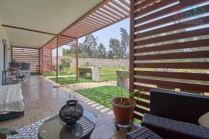 sala de estar con patio con mesa y sillas en Sunni Pacha - Casa de Campo, en Pachacámac