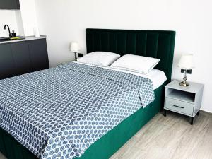 Een bed of bedden in een kamer bij Lake & SEA view Studio by Euxin Accomodations
