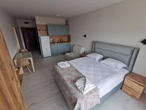 een kleine slaapkamer met een bed en een keuken bij Privately owned Studios Bora Bora in Nesebar
