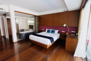 1 dormitorio con 1 cama grande y baño en Samui Mekkala Resort, en Choeng Mon Beach