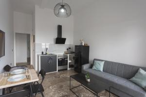 ein Wohnzimmer mit Sofa und Tisch in der Unterkunft K studios in Kalamata