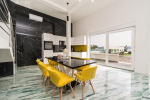 une salle à manger avec une table et des chaises jaunes dans l'établissement Holiday House Dominik apartments, à Sveti Petar