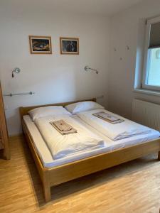 ein Schlafzimmer mit einem großen Bett mit zwei Kissen in der Unterkunft Deluxe Apartment DONNA in Schladming + 26 Fotos