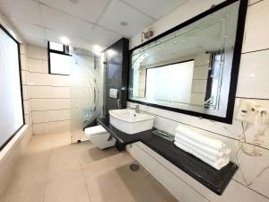 Koupelna v ubytování Hotel The Daanish Residency - Karol Bagh