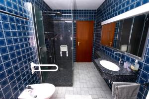Koupelna v ubytování Moderne, herzliche und große Ferienwohnung mitten im Naturpark + 9 fotografií