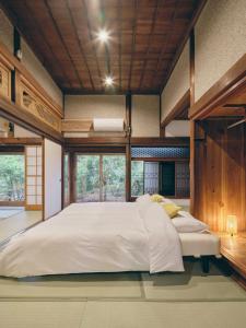 1 dormitorio con 1 cama grande en una habitación en Ryokute -OHTAKI- - Vacation STAY 22904v, en Ōtaki