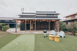 una casa con un putting green con sillas y una parrilla en Ryokute -OHTAKI- - Vacation STAY 22904v, en Ōtaki