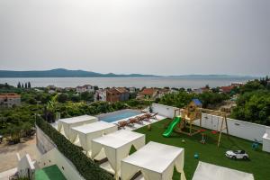 - une vue aérienne sur une aire de jeux avec toboggan dans l'établissement Holiday House Dominik apartments, à Sveti Petar