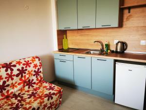 uma cozinha com uma cadeira e um lavatório em Privately owned Studios Bora Bora em Nesebar