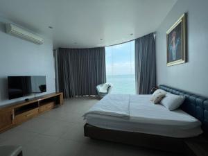 um quarto de hotel com uma cama e uma televisão em Nancy Tran Grand Strip Vung Tau Villa 7 em Vung Tau