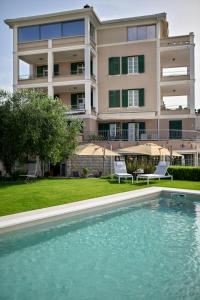 a building with a swimming pool in front of a building at Villa Hrešć I in Zadar